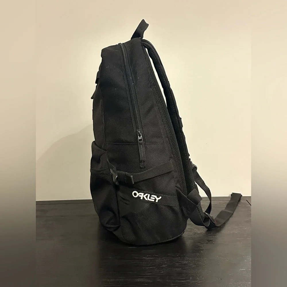 Oakley 20L Street Backpack Performance Black In Speed We Trust
